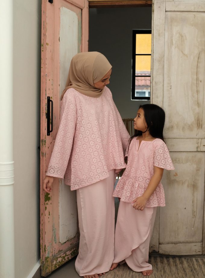 Mi-Na Woman Kurung in Soft Pink