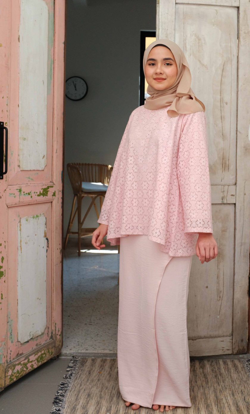 Mi-Na Woman Kurung in Soft Pink