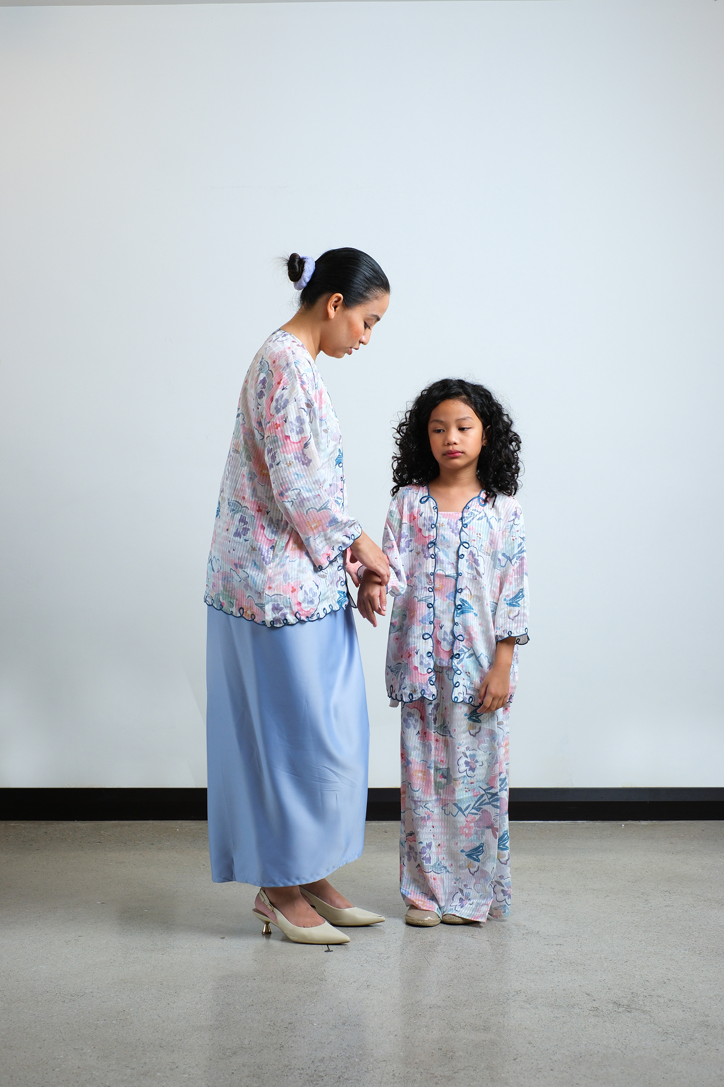 Aiko Kebaya Girls in White and Teal - Image 3