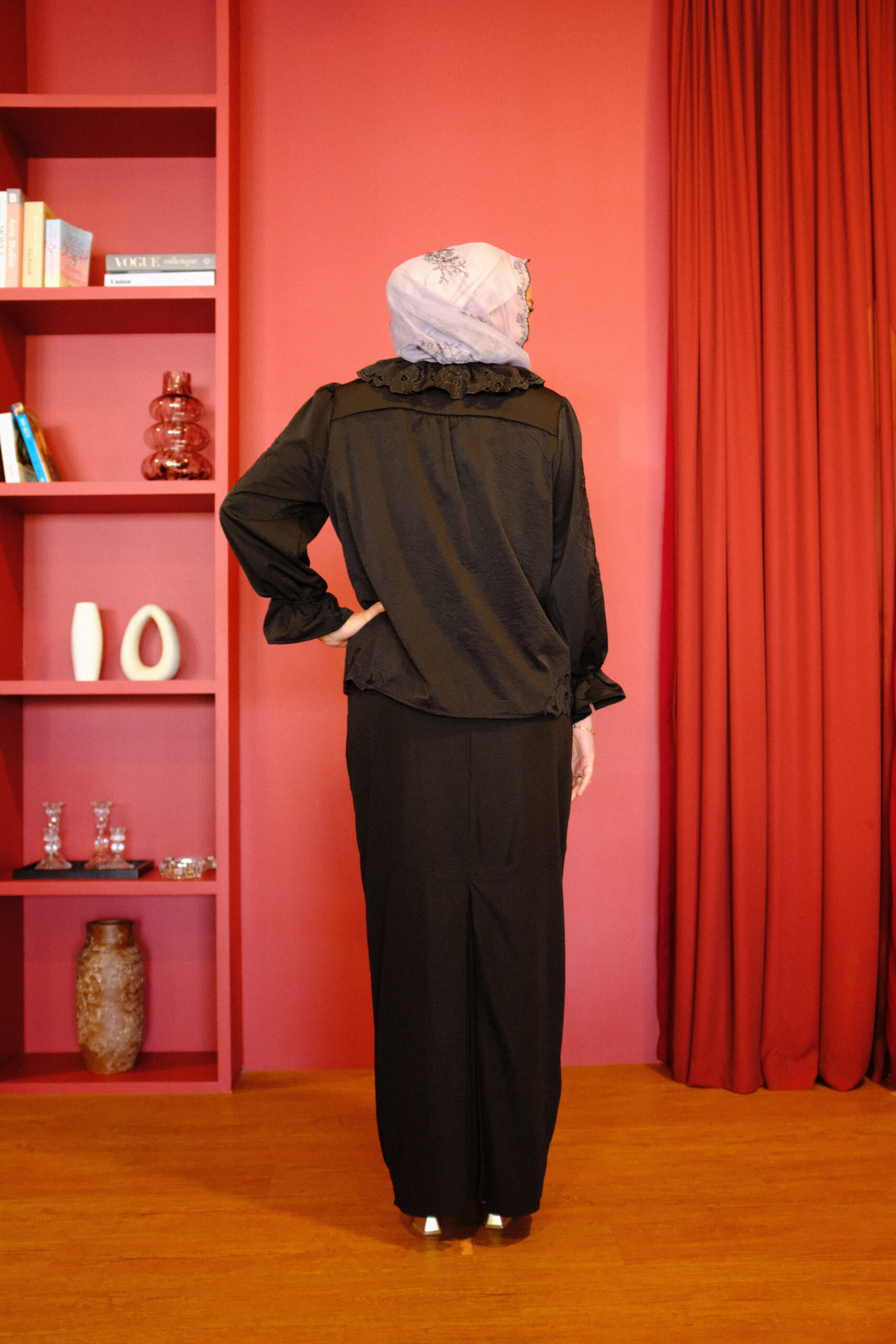 Mio Lace Women in Black - Image 3