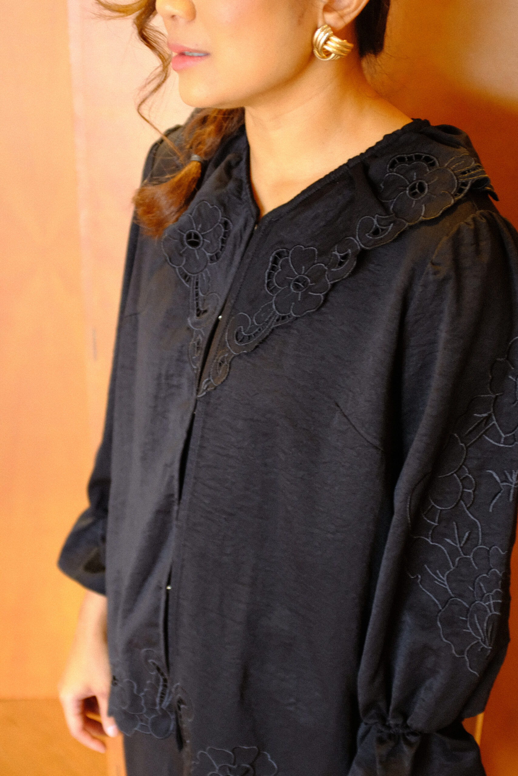 Mio Lace Women in Black - Image 5