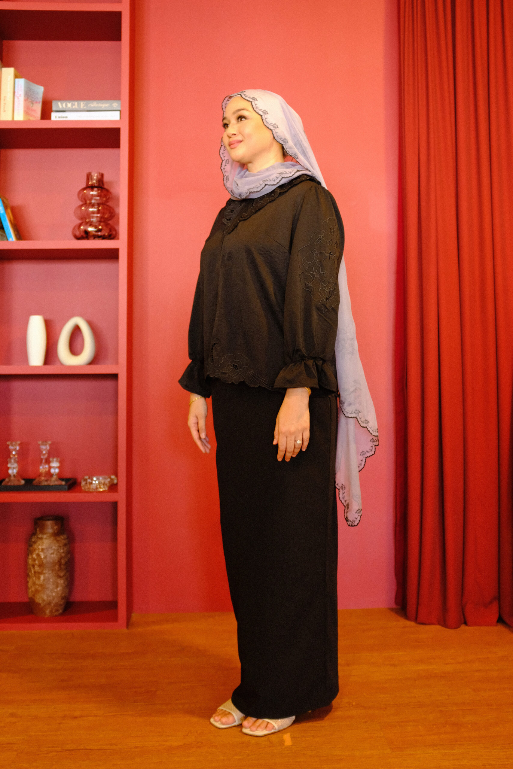 Mio Lace Women in Black - Image 2