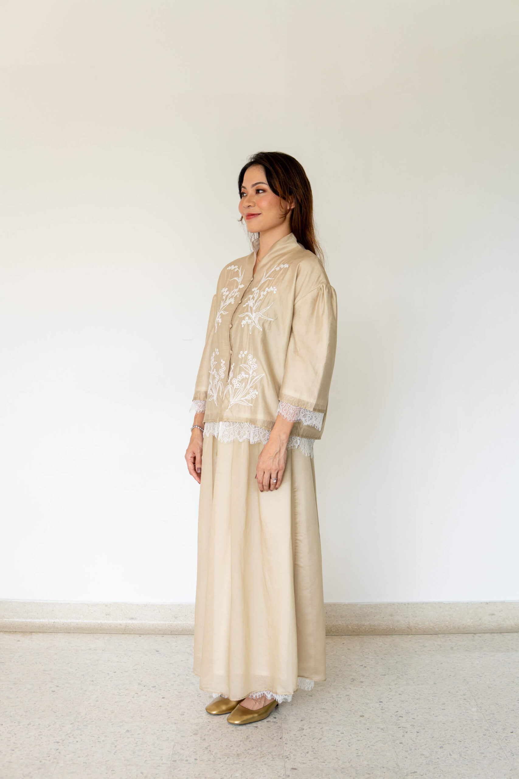 Sienna Women in Sand - Image 2